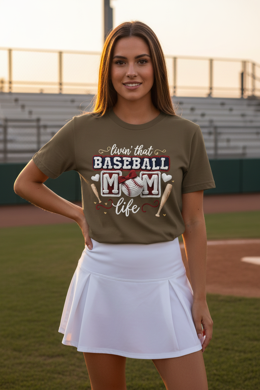 Chica con falda de tennis y Baseball Mom shirt