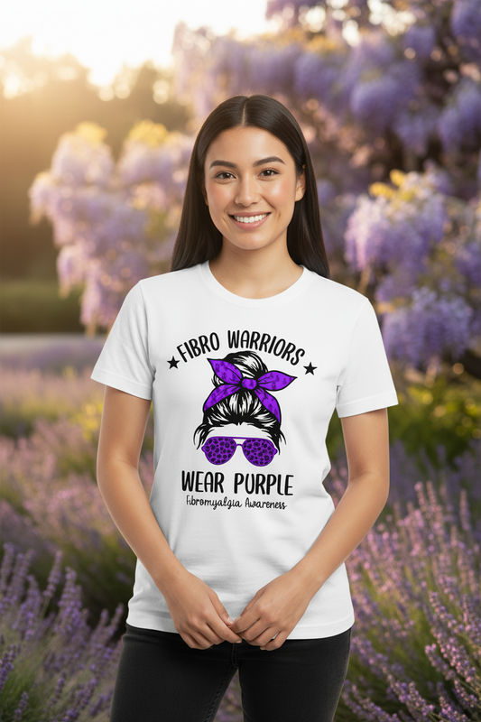 Modelo usando camiseta Fibro Warriors Wear Purple - Fibromyalgia Awareness