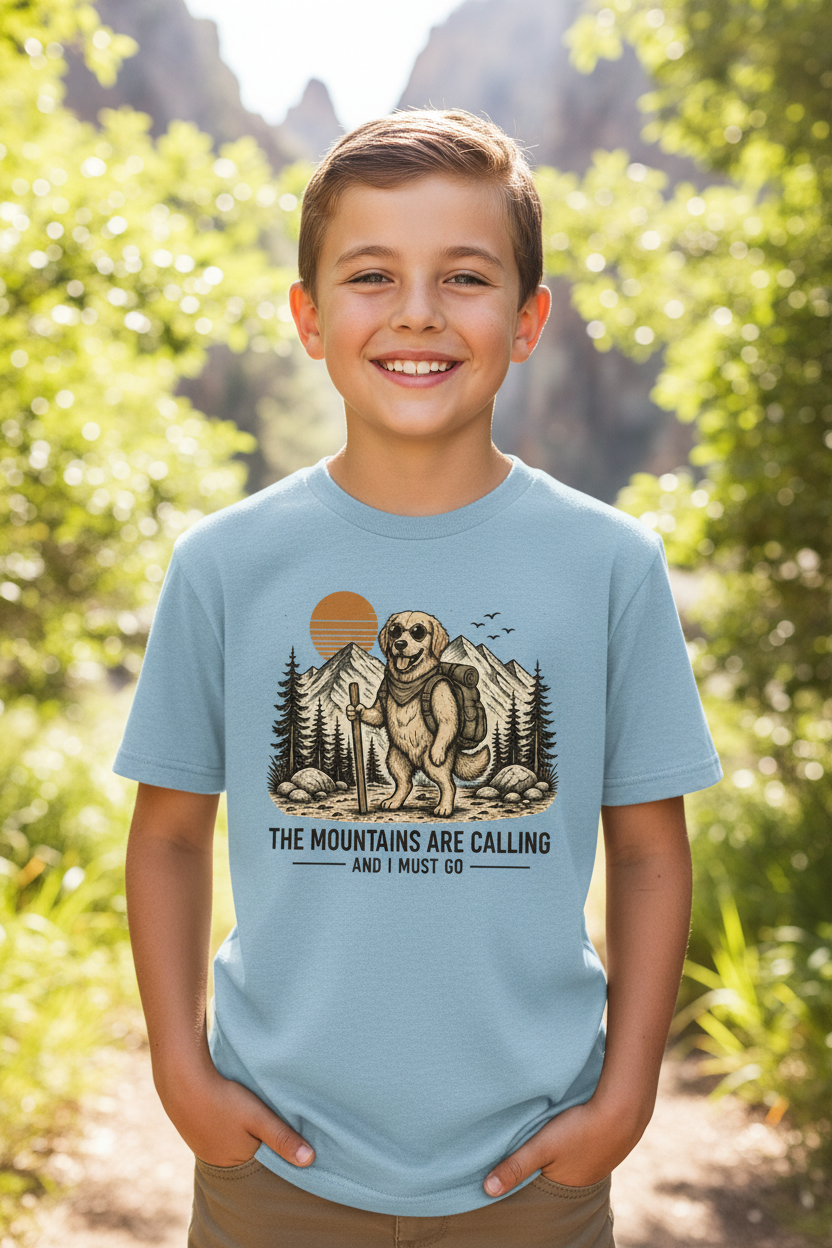 Niño usando playera con diseño The Mountains Are Calling