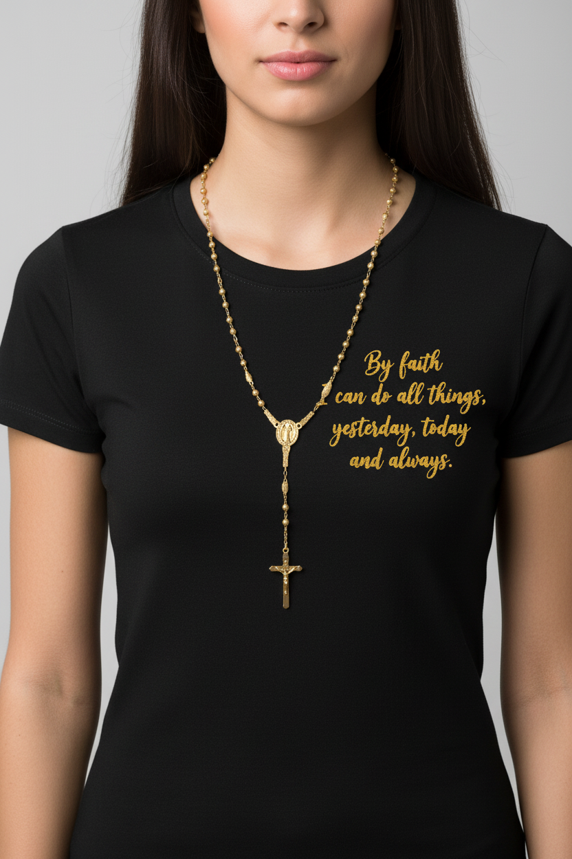 Modelo mujer - By faith black tee with gold rosary